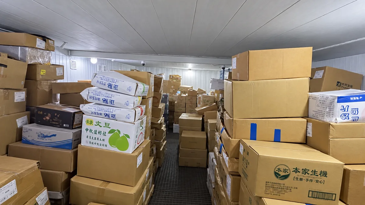 鴻樂行銷箱裝商品儲放,照片修飾版